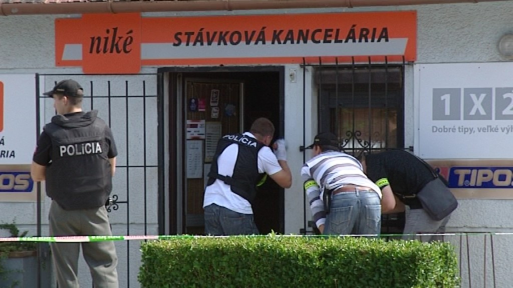 Stávková kancelária_prepad_Rovinka_policajti
